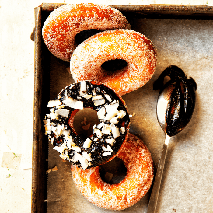 Donuts met dadel-chocoladeglazuur