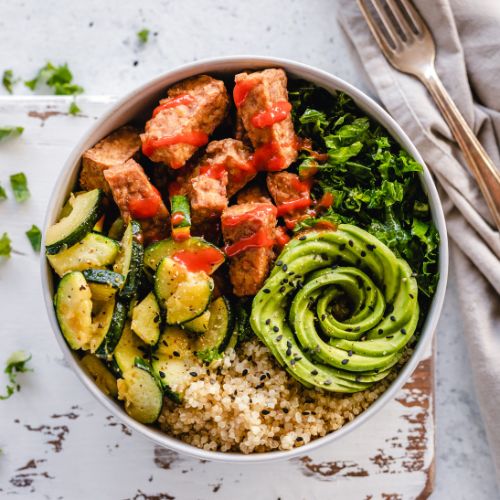 Buddha bowl met quinoa en spicy tempeh