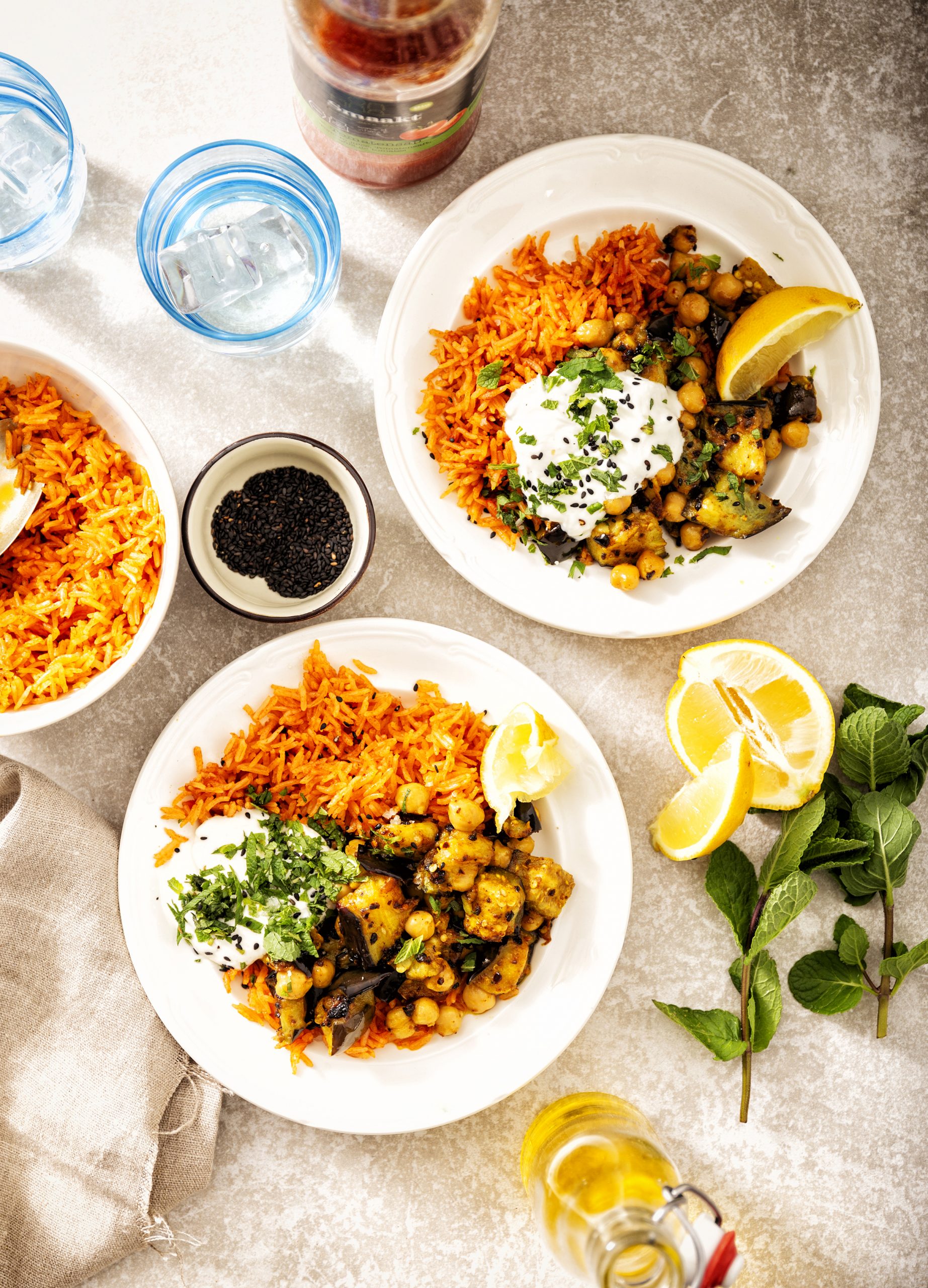 Tomatenpilav met curry-aubergine