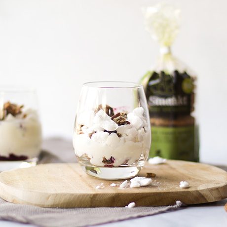 Vegan Eton Mess met roodfruit en spelt-pecan crumble