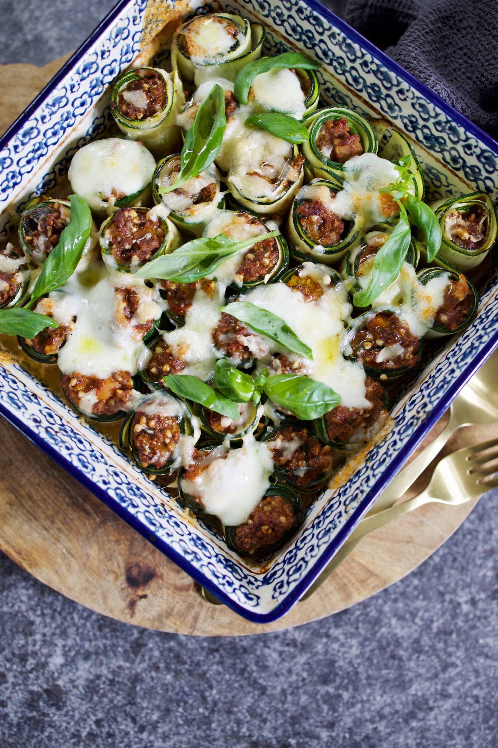 Courgetterolletjes met walnoot bolognese