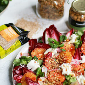 Salade met bloedsinaasappel en zanola-crunch