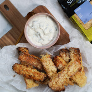 Gierstfrietjes met gegrilde bosui en kruidendip
