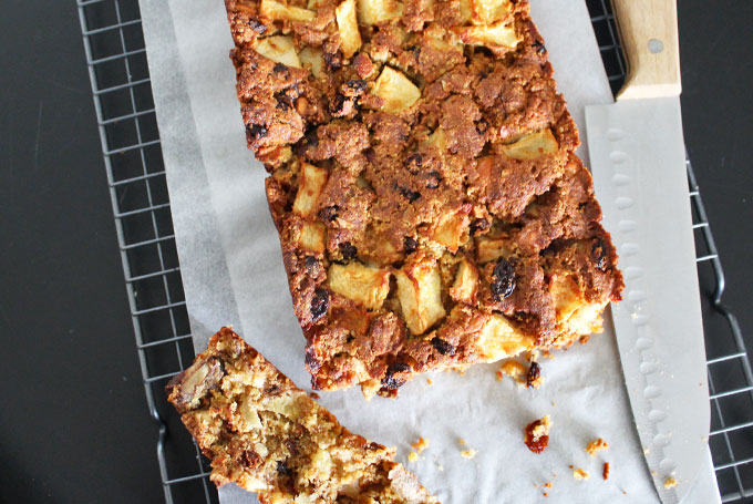 Appel-notencake met rozijnen & kaneel